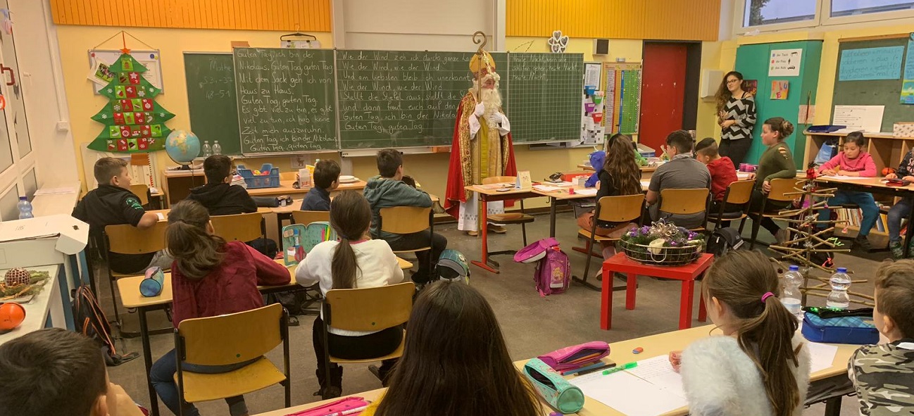 Der Nikolaus zu Besuch in der Grundschule