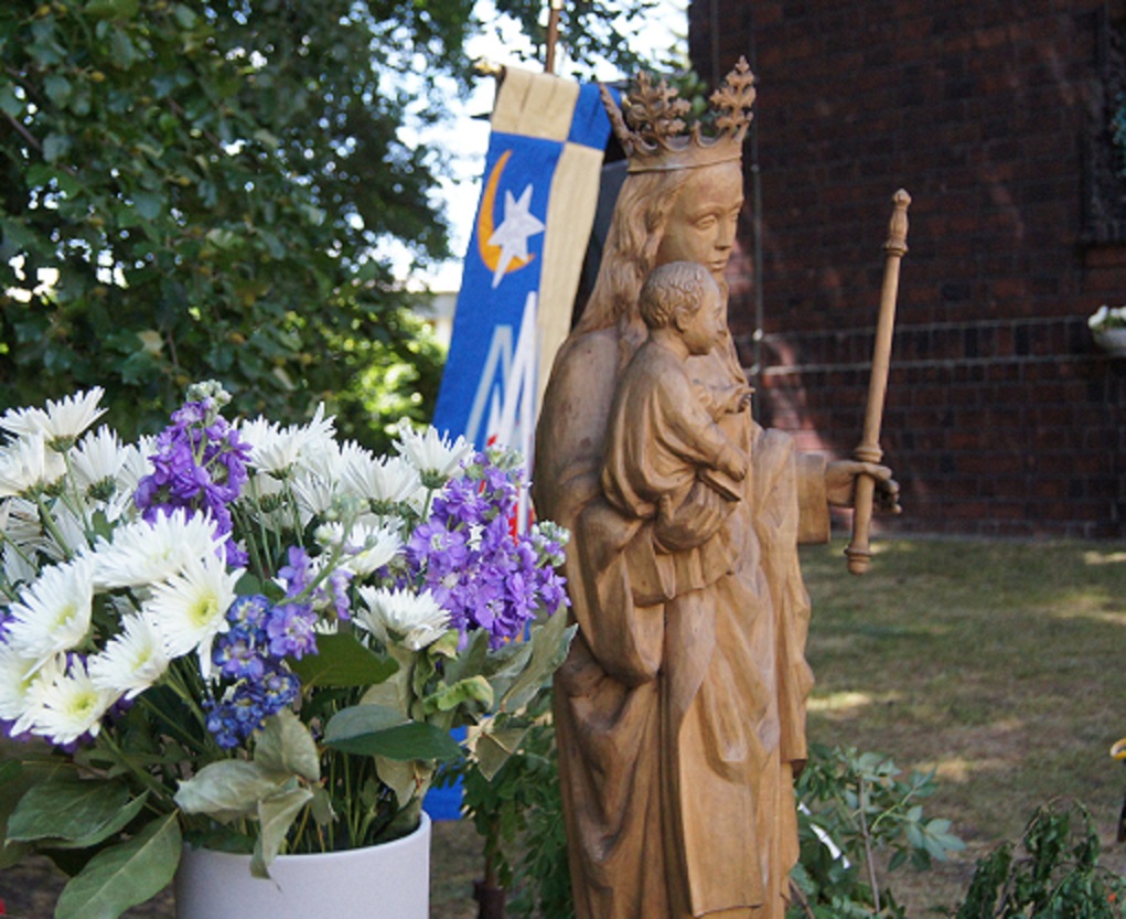 Maigottesdienst im Pfarrgarten