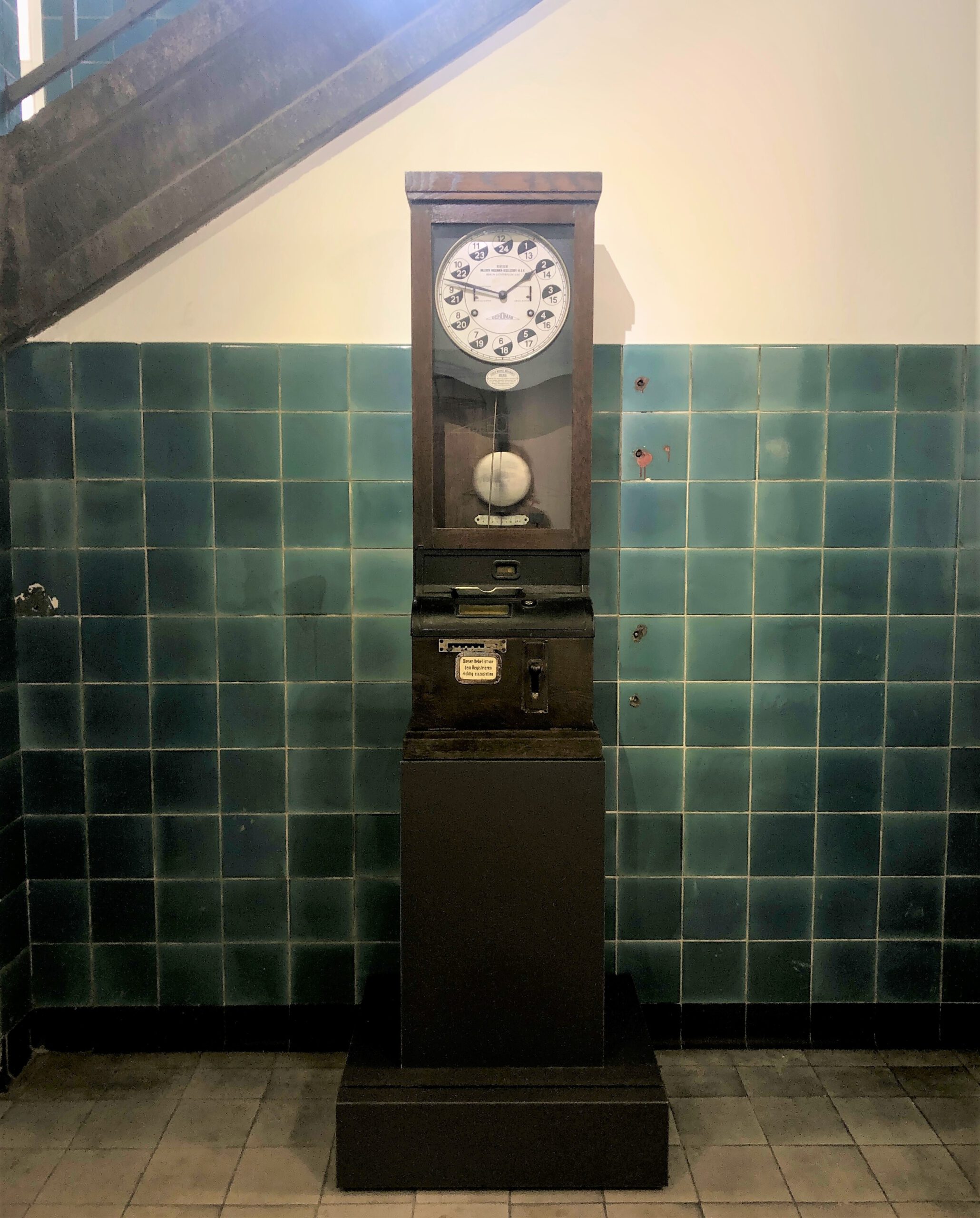 Fast 100 Jahre alte Stechuhr als Spende für das DIZeum