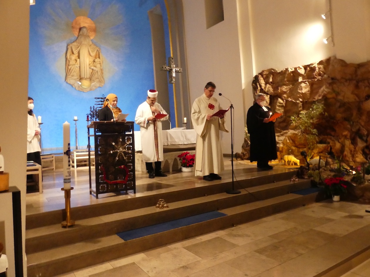 Christen und Muslime beten gemeinsam für die Erdbebenopfer