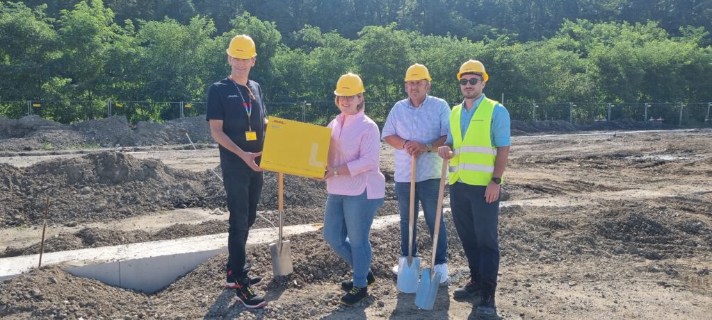 Foto von Beteiligten des Presstermins auf der Baustelle eines neuen Zustellstützpunktes der DHL in Lohberg