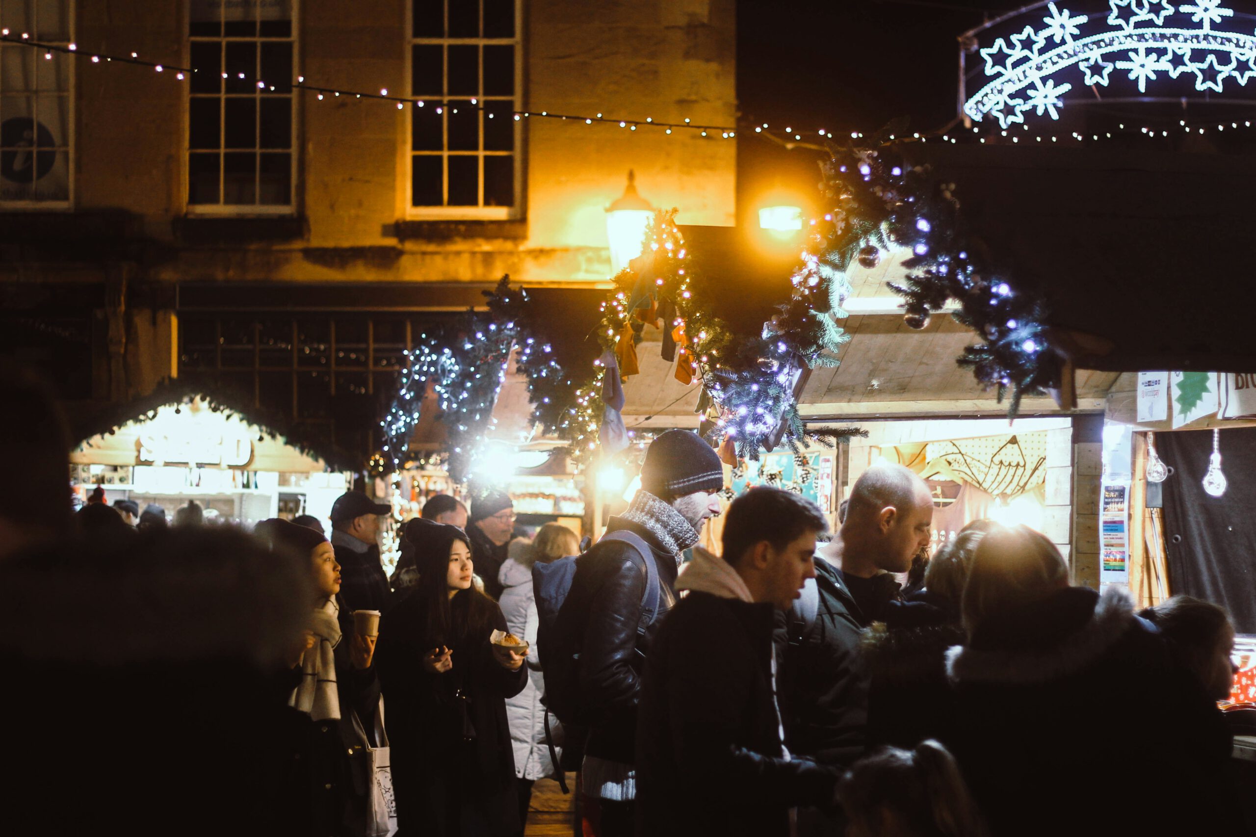 Menschen auf einem Weihnachtsmarkt in Dinslaken