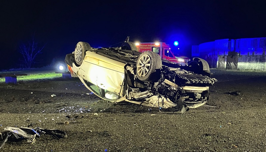 PKW überschlägt sich am Kreisverkehr