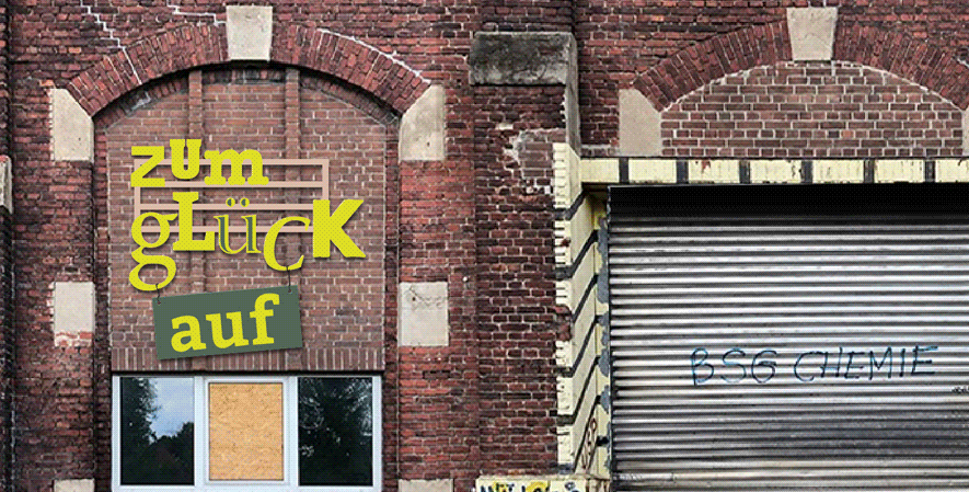 Die Front der Zechenwerkstatt Lohberg mit dem Zum Glück Auf-Schriftzug