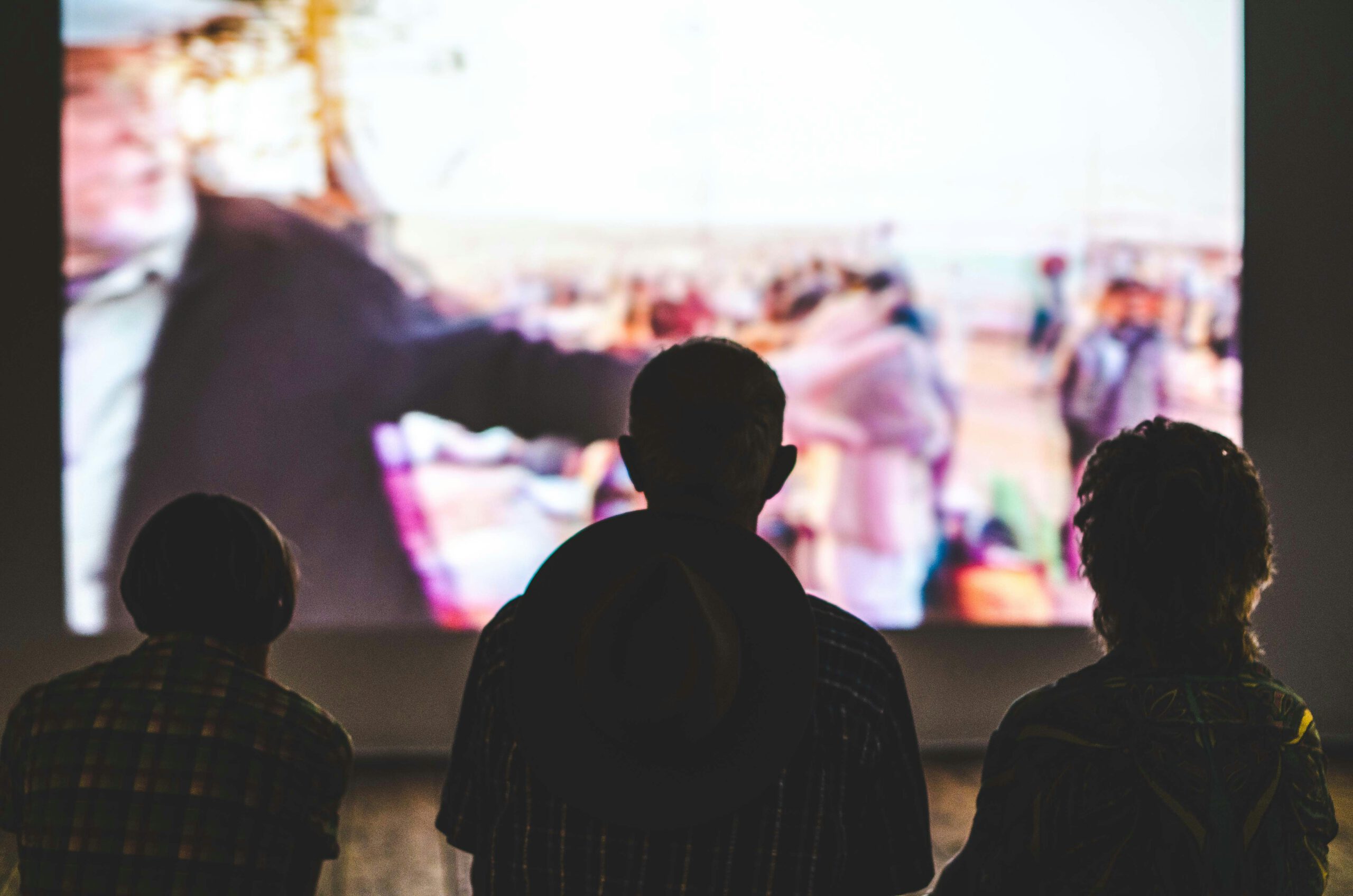 Menschen schauen einen Film in einem Open Air Kino