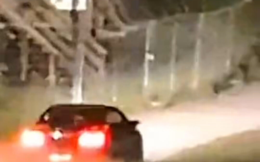 17-Jähriger rast mit Auto durch den Bergpark