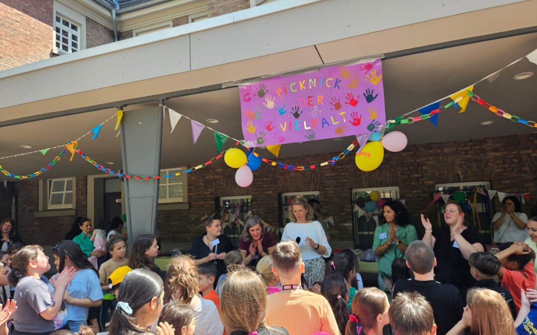 Die Grundschule feiert ein buntes Picknick der Vielfalt