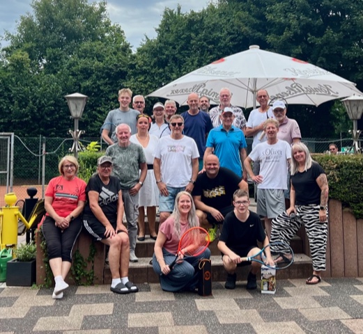 Tennis, Grillduft und gute Laune beim Sommerturnier