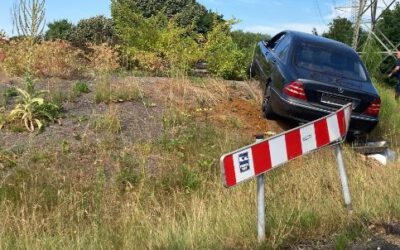 Flucht vor der Polizei endet auf Kreisverkehr