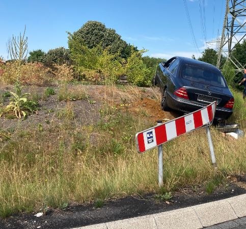 Flucht vor der Polizei endet auf Kreisverkehr
