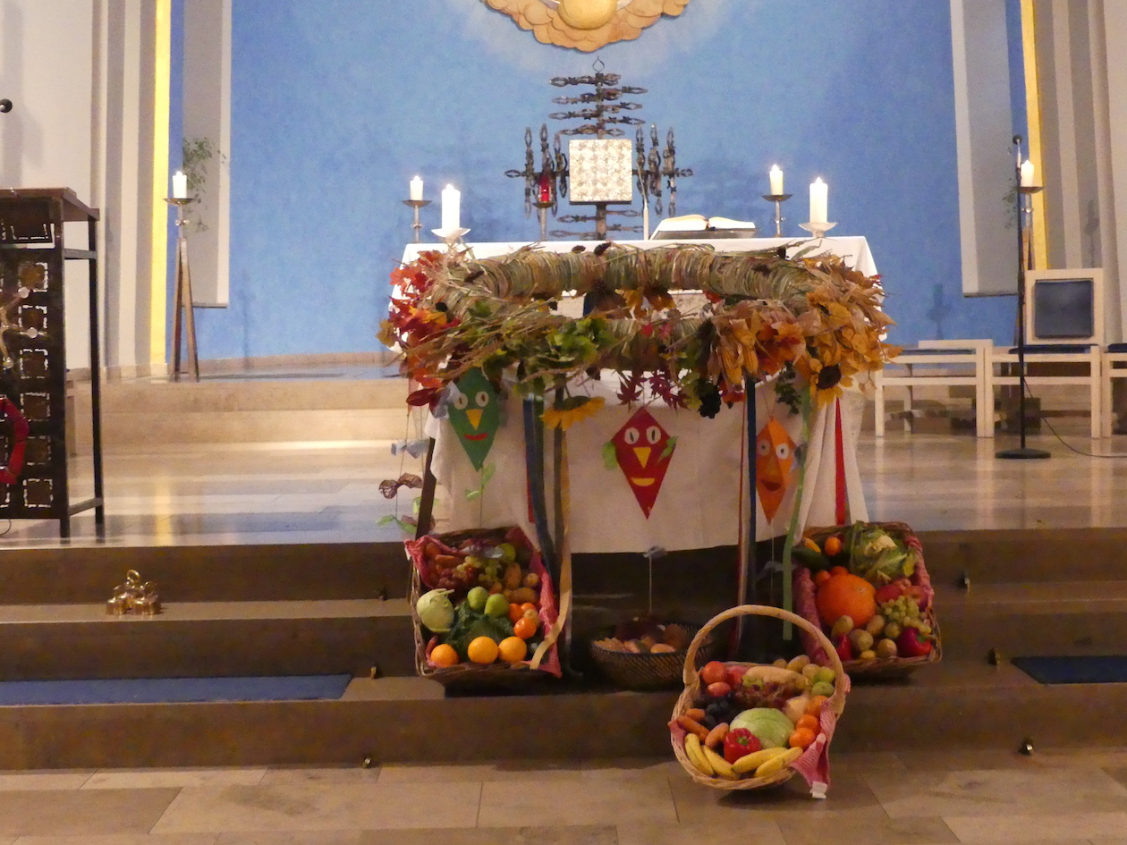 Erntedankfest rund um die Kirche