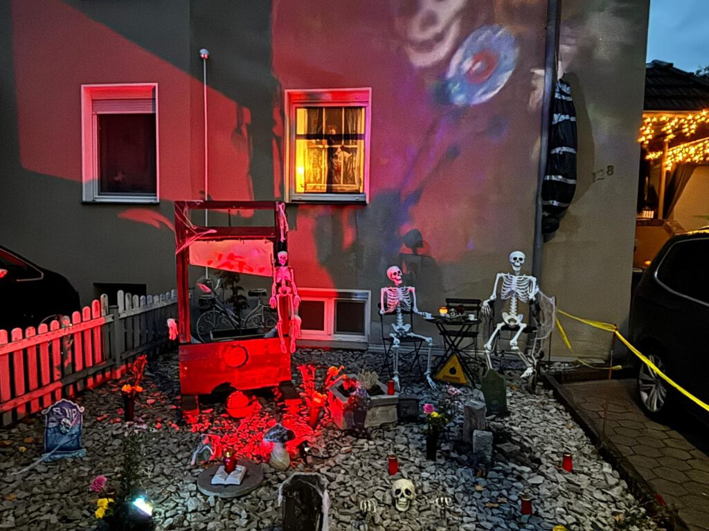 Ein Haus in Lohberg mit Halloween-Dekoration