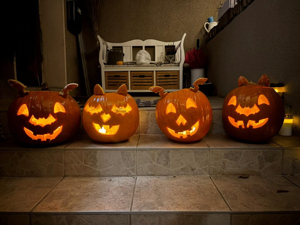 Vier selbst geschnitzte Halloween-Kürbisse schmücken einen Hauseingang in Lohberg