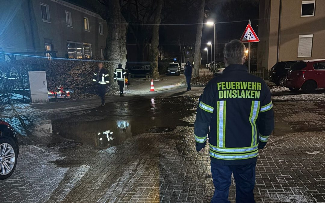 Kreuzung an der Bergmannstraße nach Rohrbruch überschwemmt