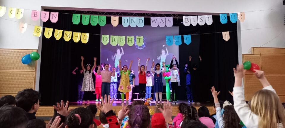 Kinder auf der Bühne bei der Karnevalsfeier 2026 in der GGS Lohberg