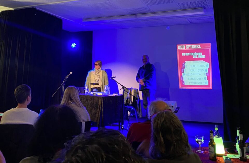 Die Autoren Jens E. Gelbhaar und Mart Wolff auf der Bühne des Theater Halbe Treppe in Lohberg