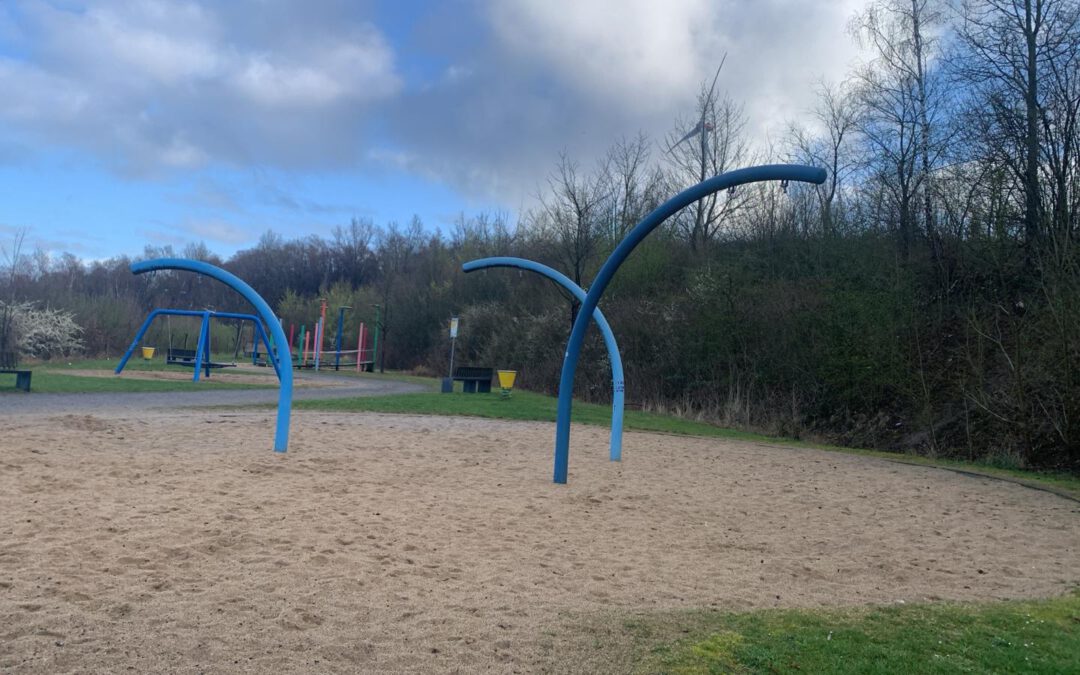 Stadt erneuert Schaukeln im Bergpark
