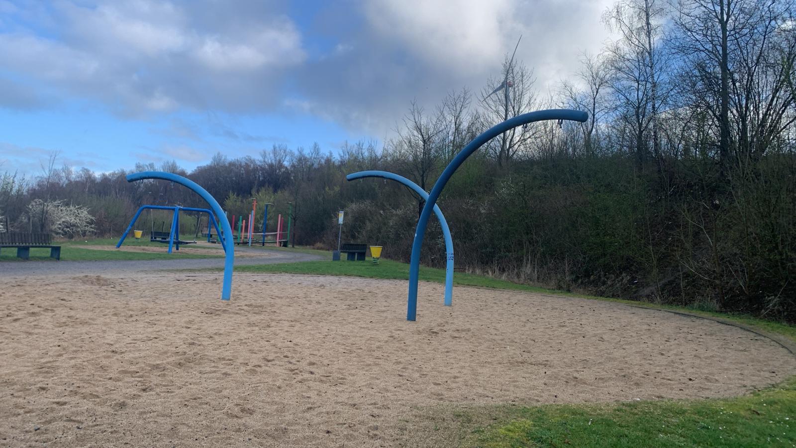 Stadt erneuert Schaukeln im Bergpark