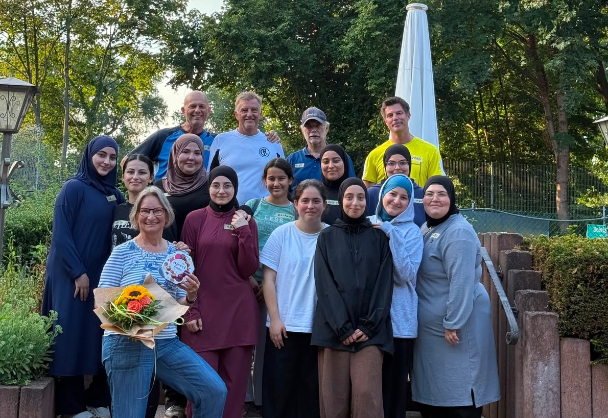 Moschee-Mädchen erobern den Tennisplatz beim VfB