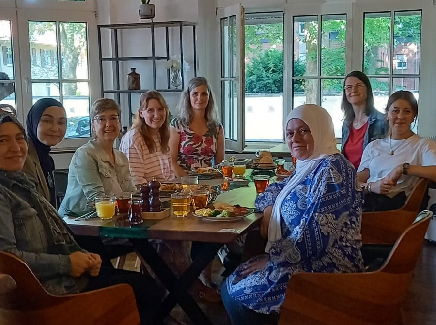 Die Mitarbeiterinnen des BIZM-L und Eltern im Restaurant Talip's bei Abschluss-Frühstück vor den Sommerferien 2026