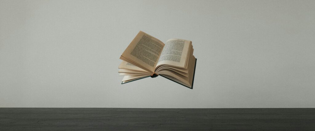 Ein Buch fällt herunter