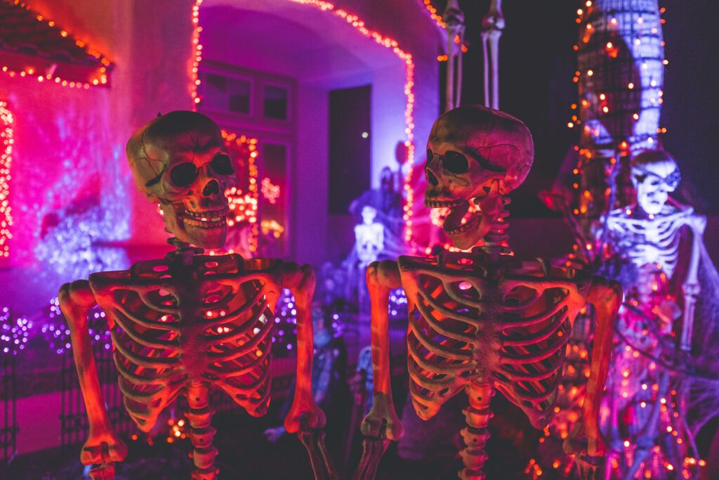 Ein Vorgarten geschmückt für Halloween