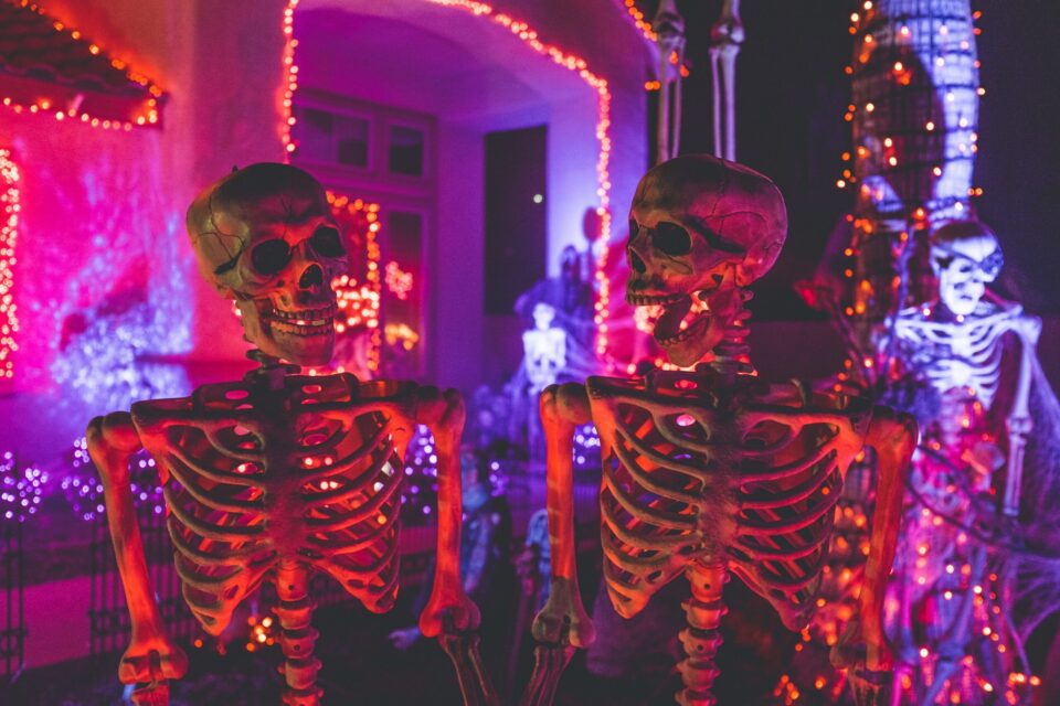 Ein Vorgarten geschmückt für Halloween