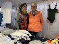 Renate Wagner (rechts) und Freundin Angelika Grünert kennen sich bestens aus mit Wäsche.