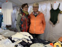 Renate Wagner (rechts) und Freundin Angelika Grünert kennen sich bestens aus mit Wäsche.