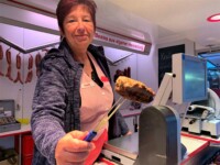 Frikadelle gefällig? Da kann Petra Irmer von der Fleischerei Kampen helfen.