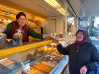 Silke von der Bäckerei Ernsting weiß meistens schon vorher, was die Kundschaft sucht.