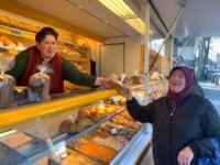Silke von der Bäckerei Ernsting weiß meistens schon vorher, was die Kundschaft sucht.
