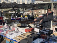 Murat und Ahmet haben Philipp ihren Stand anvertraut.