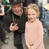 Als traditioneller Glücksbringer war auch ein Schornsteinfeger gekommen - und weckte vor allem bei den Kindern Begeisterung.