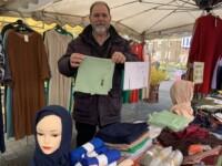 Nurdogan Soylu bietet der Kundschaft eine große Auswahl an Stoffen.