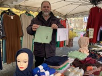 Nurdogan Soylu bietet der Kundschaft eine große Auswahl an Stoffen.