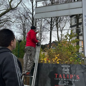 Talip beobachtet die Montage der Schilder