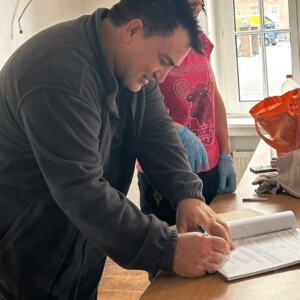 Talip bei der Übergabe der Schlüssel im Oktober 2023.