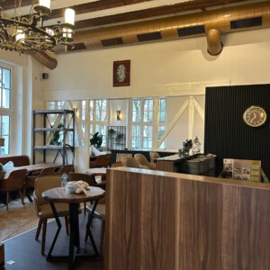 Warme Holztöne prägen die Atmosphäre