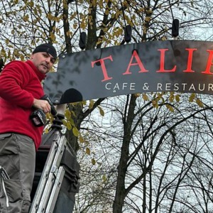November 2023: Gut beleuchtet und fachmännisch angebracht - das neue Schild hängt!