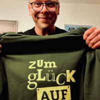 Simon - der Mann fürs Texteschreiben und Tassenschieben. Taugt aber auch als Türsteher :-)
